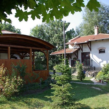 Dabasi Lovas Vendeghaz Hotel Buitenkant foto