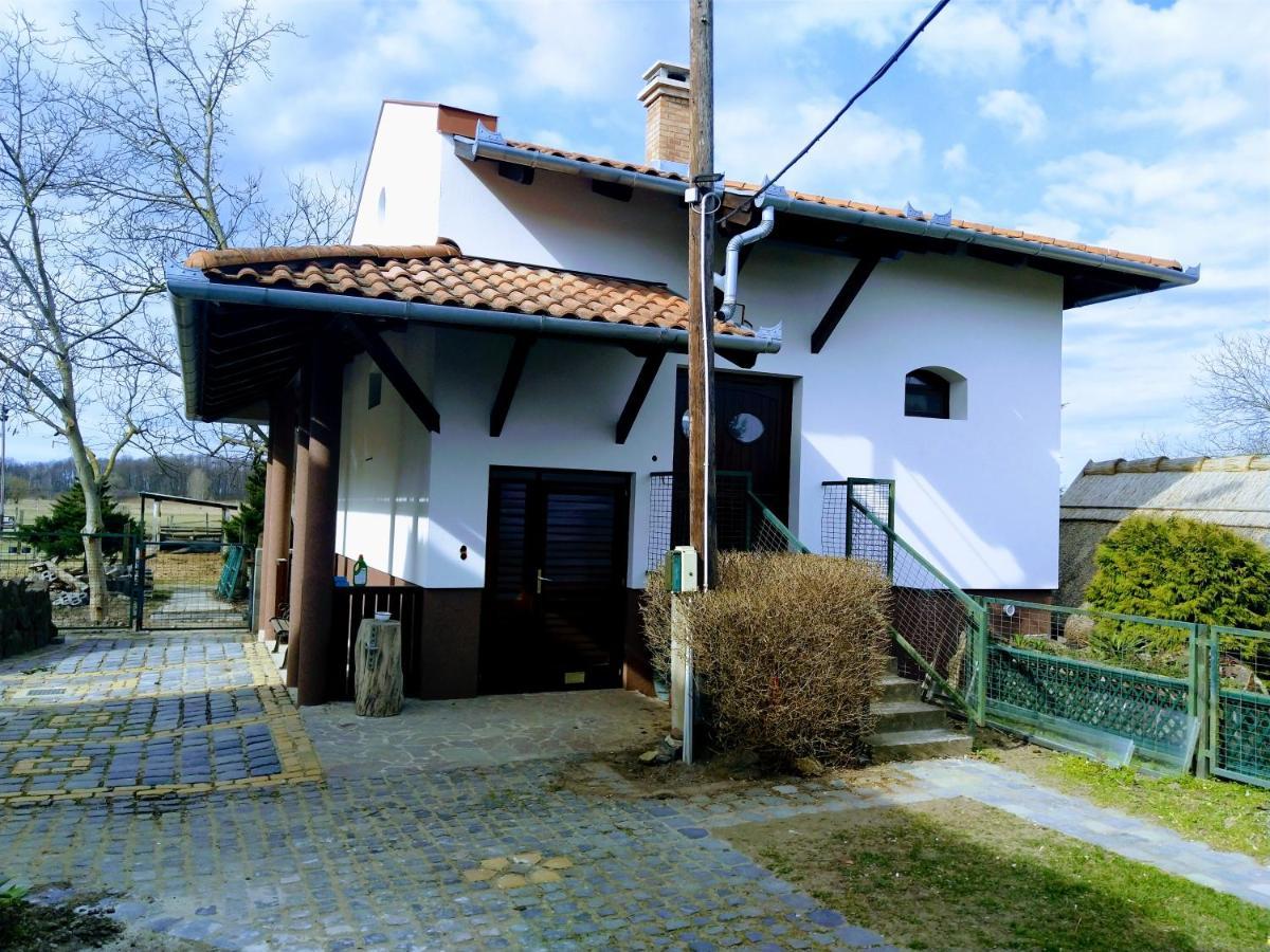Dabasi Lovas Vendeghaz Hotel Buitenkant foto